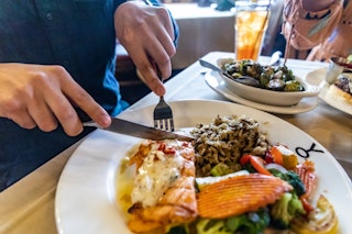 YOランチ・ステーキハウスで食事を楽しむ人。