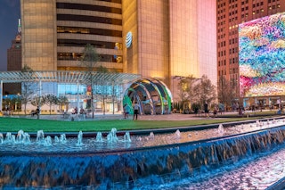 텍사스 주 댈러스의 저녁 시간대 AT&T 디스커버리 디스트릭트.