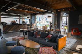 大きな窓からダラスのスカイラインを一望できるルーフトップ・バー、ギャラリー・ルーフトップ・ラウンジの店内